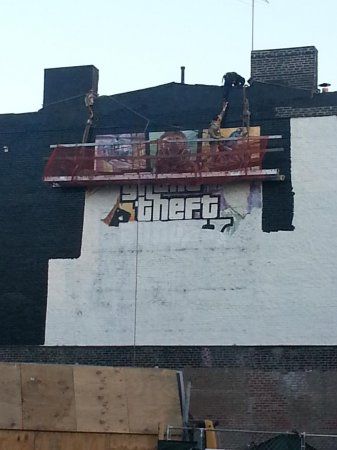 Бокс-арт GTA 5 рисуют на здании в Манхеттене